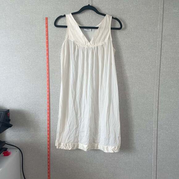 Vintage Vanity Fair Sleeveless Short Nylon Nightgown Cream with Satin Trim - Picture 2 of 5
